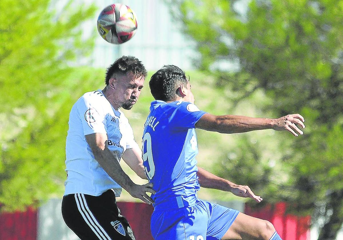 David López, a la izquierda, pugna por un balón ante un contrario.