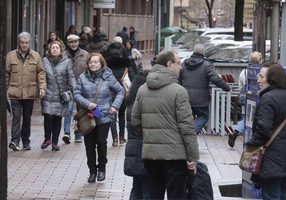 Varias personas caminan por La Rondilla.