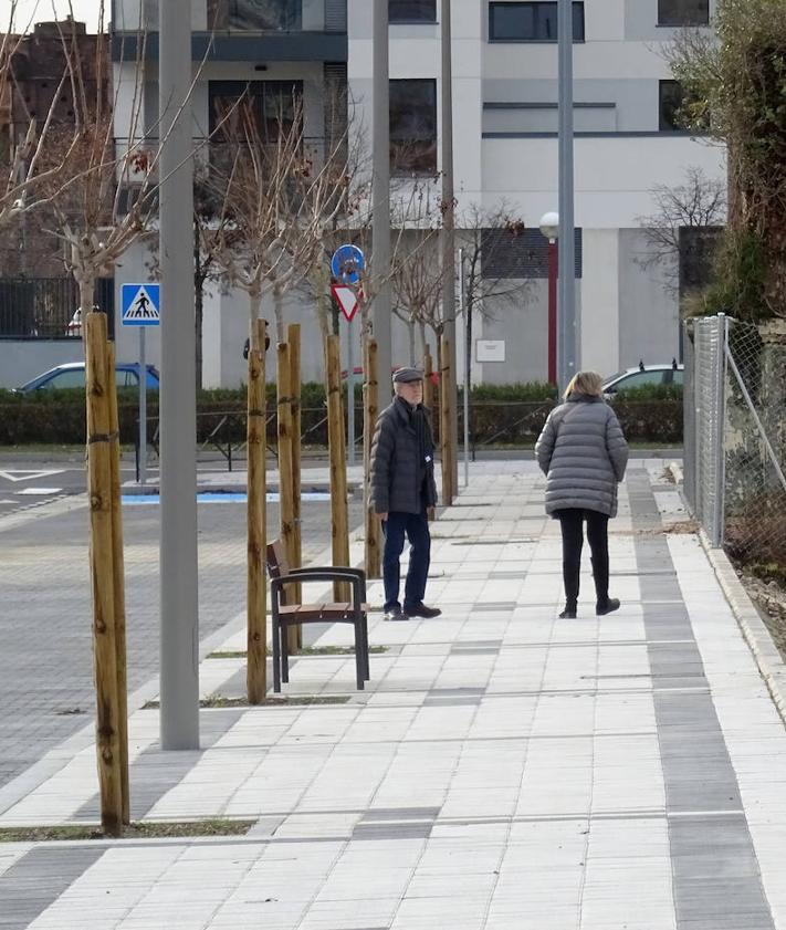 Imagen secundaria 2 - Arriba, la avenida de Bartolomé de las Casas. Debajo, a la derecha, columpios en el espacio ajardinado central. A la izquierda, una de las vías de salida a Arco de Ladrillo.