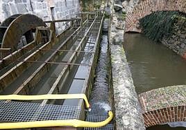 Mangueras achican agua en el Casa de la Moneda.