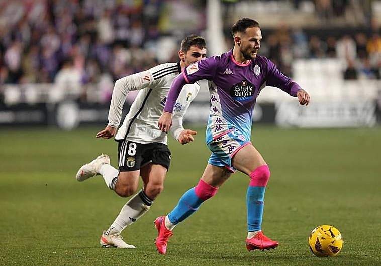 Iván Sánchez conduce en el último derbi jugado en El Plantío, perseguido por Ander Martín.