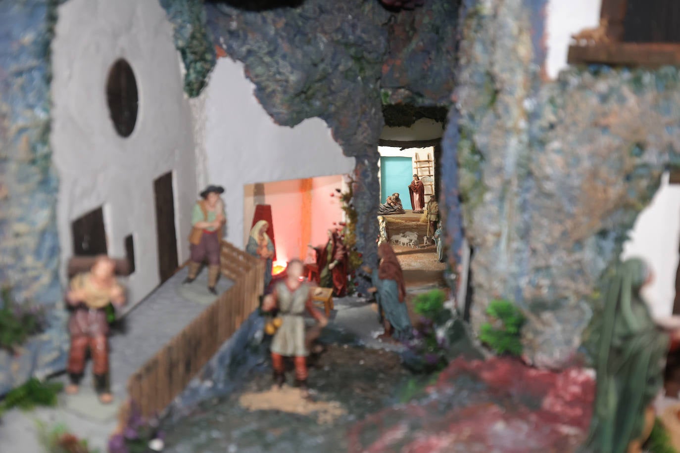 La cueva que alberga un belén en una residencia de Palencia