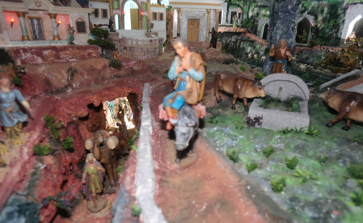 La cueva que alberga un belén en una residencia de Palencia