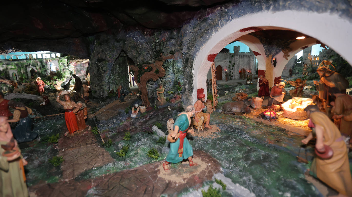 La cueva que alberga un belén en una residencia de Palencia
