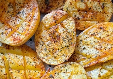 Patatas asadas con ajo y perejil en freidora de aire