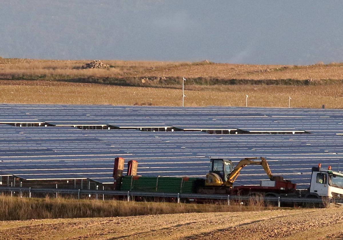 Instalación de placas solares fotovoltaicas en las cercanías de la capital segoviana.