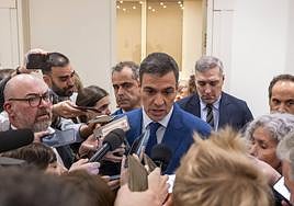 El presidente del Gobierno, Pedro Sánchez, ofrece declaraciones tras el pleno del Congreso celebrado en el Senado.