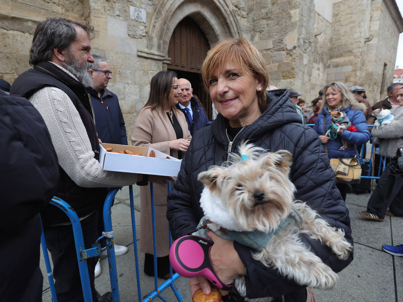 Las mascotas reciben la bendición de San Antón en la iglesia de San Miguel