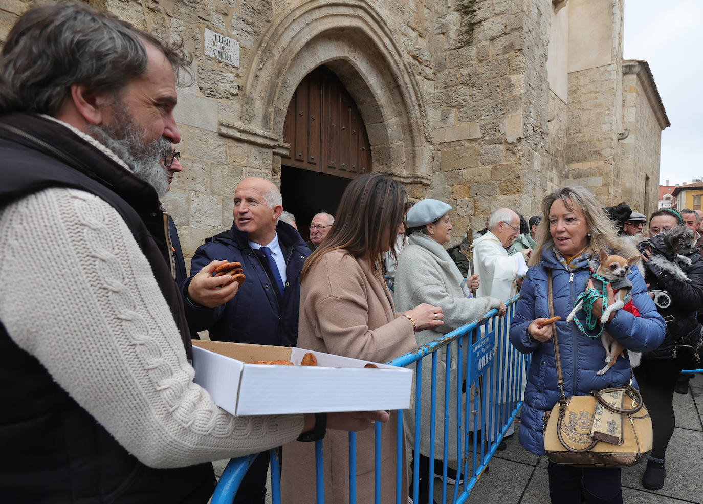 Las mascotas reciben la bendición de San Antón en la iglesia de San Miguel