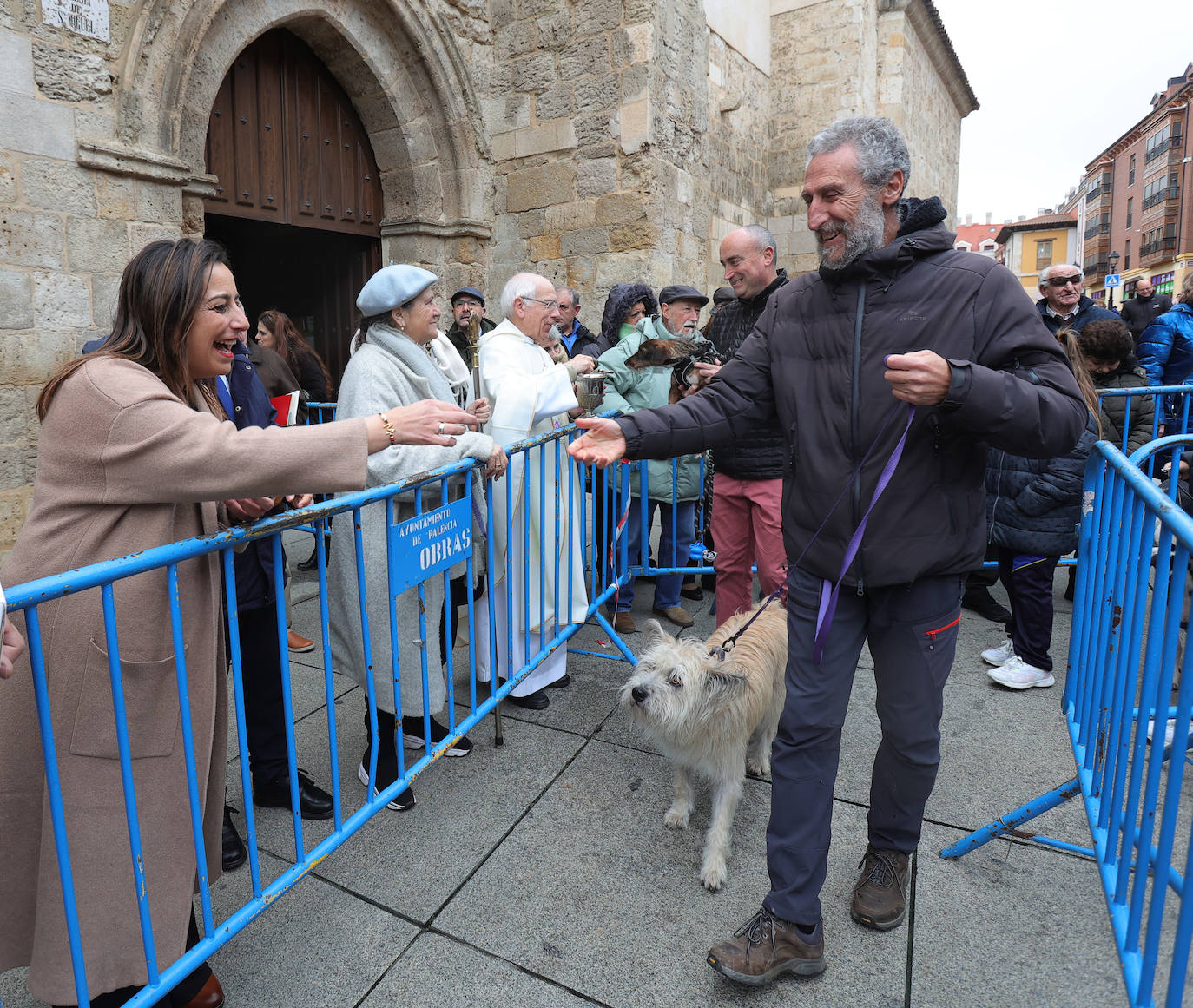 Las mascotas reciben la bendición de San Antón en la iglesia de San Miguel