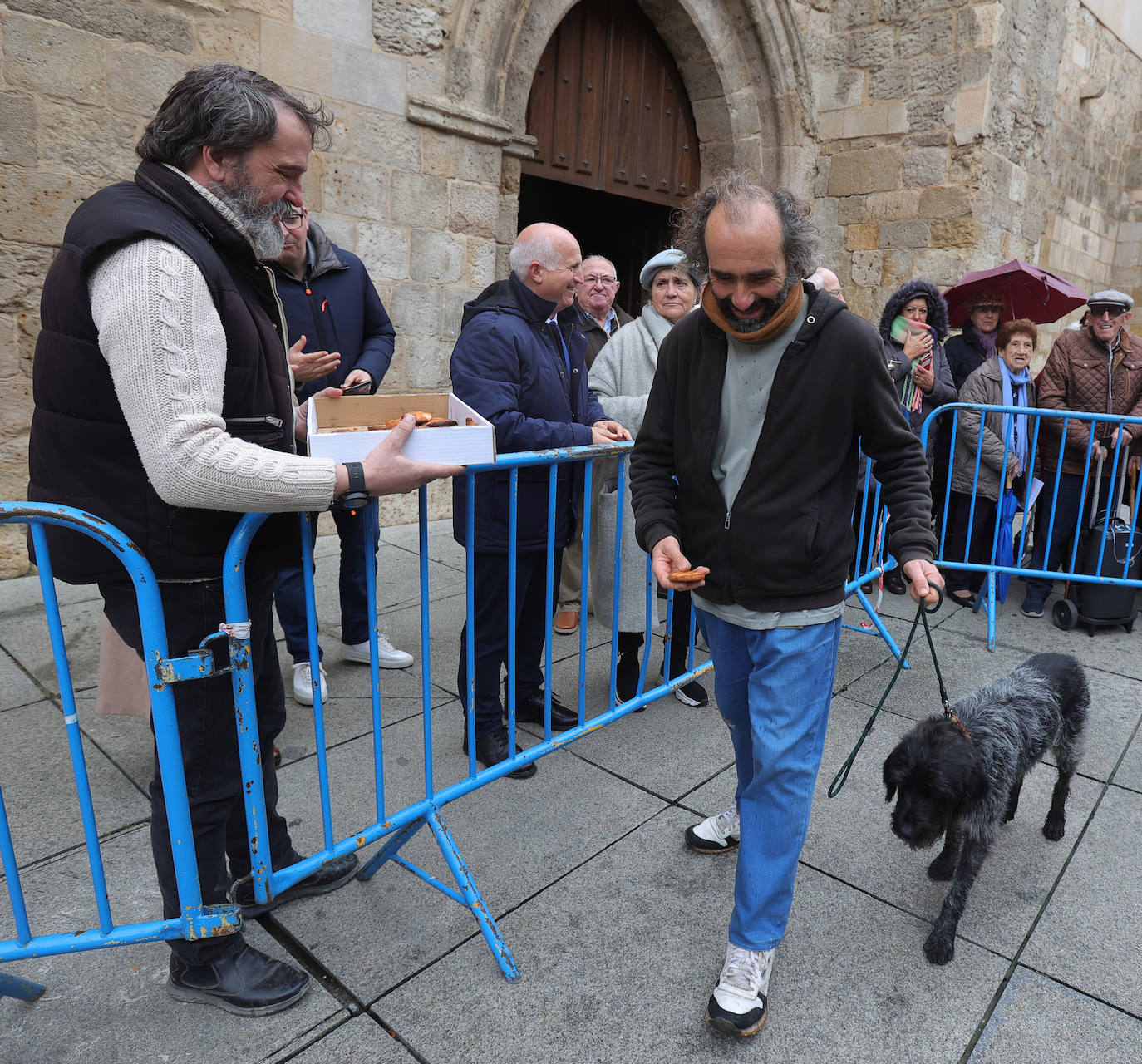 Las mascotas reciben la bendición de San Antón en la iglesia de San Miguel