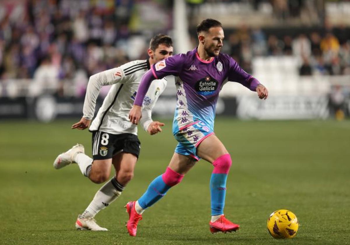 Iván Sánchez avanza con la pelota ante Ander Martín durante el último Burgos-Real Valladolid