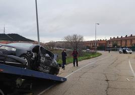 Estado en el que quedó el coche contra el que impactó Ángel antes de empotrarse contra una farola de la avenida de Soria de La Cistérniga.