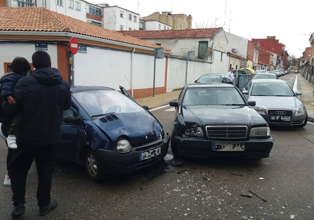 Colisión entre dos vehículos este miércoles en el barrio de Pajarillos.