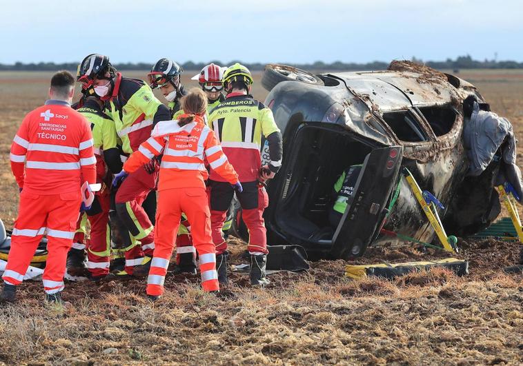 Bomberos y servicios sanitarios, junto al turismo siniestrado.