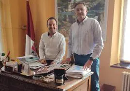 Cristian Delgado y Jesús Mediavilla, alcaldes de Barruelo y Brañosera, el día que suscribieron el convenio de colaboración.