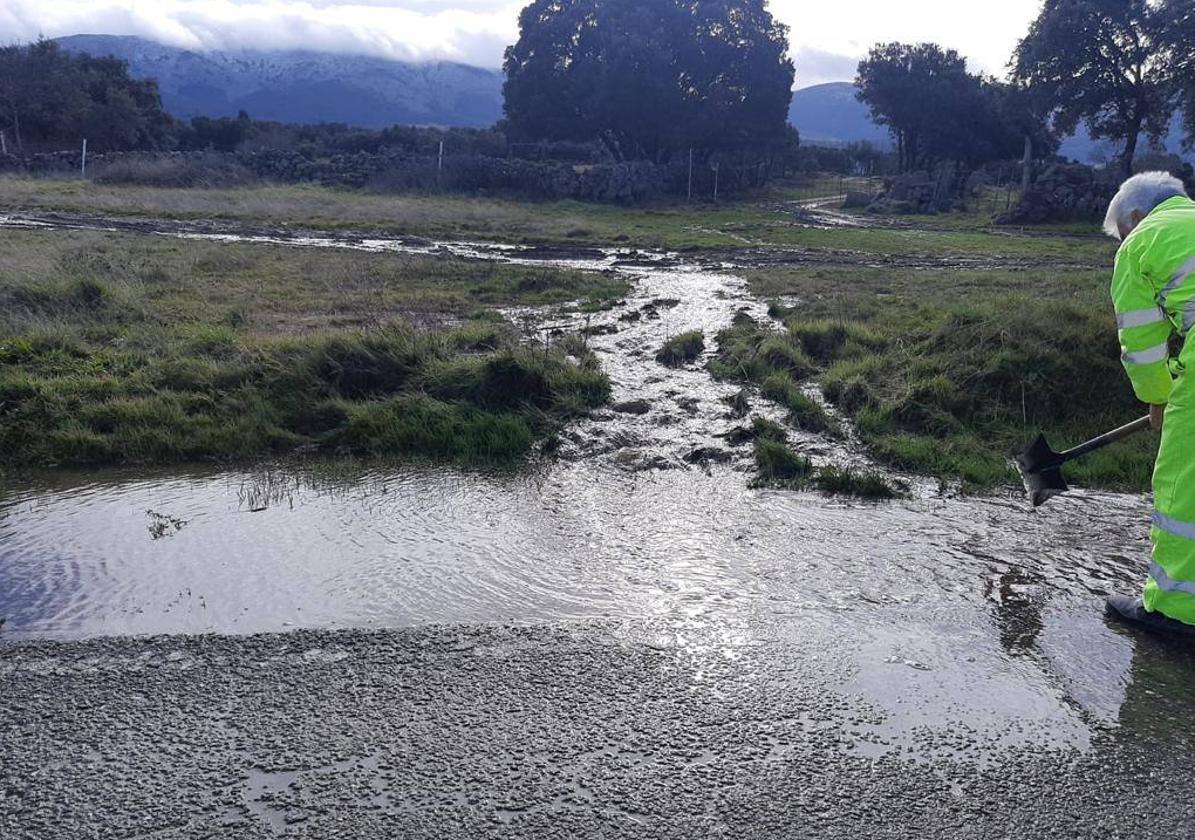 Un operario limpia parte de una calzada donde había una balsa de agua tras las avenidas el ríos y arroyos de la provincia.