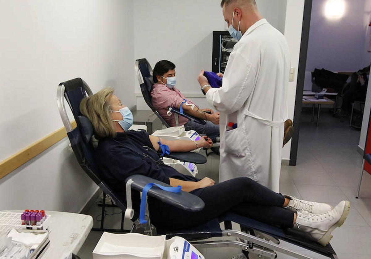 Varias personas donan sangre, este miércoles, en el consultorio médico de La Lastrilla.