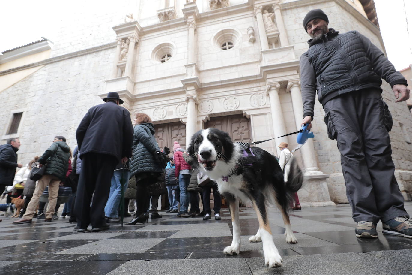 Uno de los participantes en la tradicional bendición.