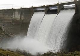 El Pontón Alto alivia gran cantidad de agua al estar sobrepasado en su capacidad estos días.