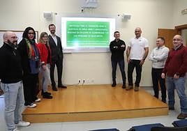 Participantes en el seminario, con Tomás Aller cuarto por la izquierda, en el Cuartel de la Policía Local.