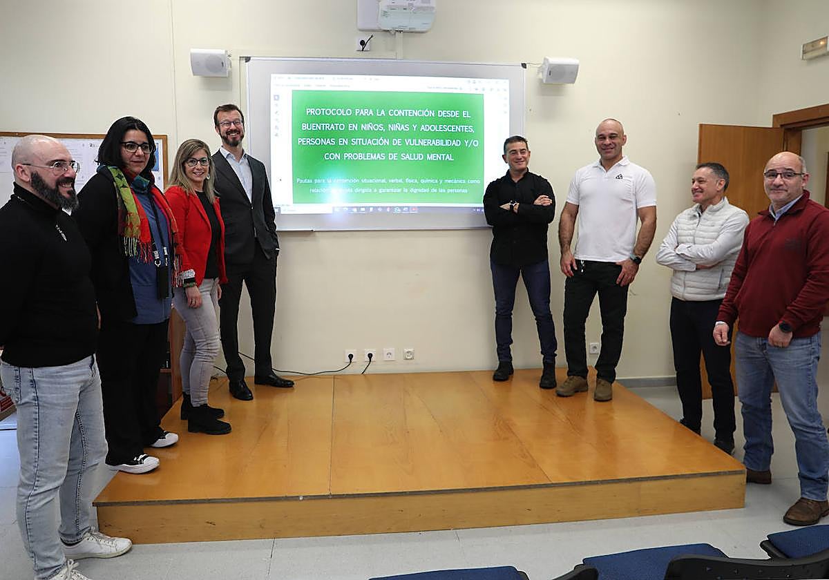 Participantes en el seminario, con Tomás Aller cuarto por la izquierda, en el Cuartel de la Policía Local.