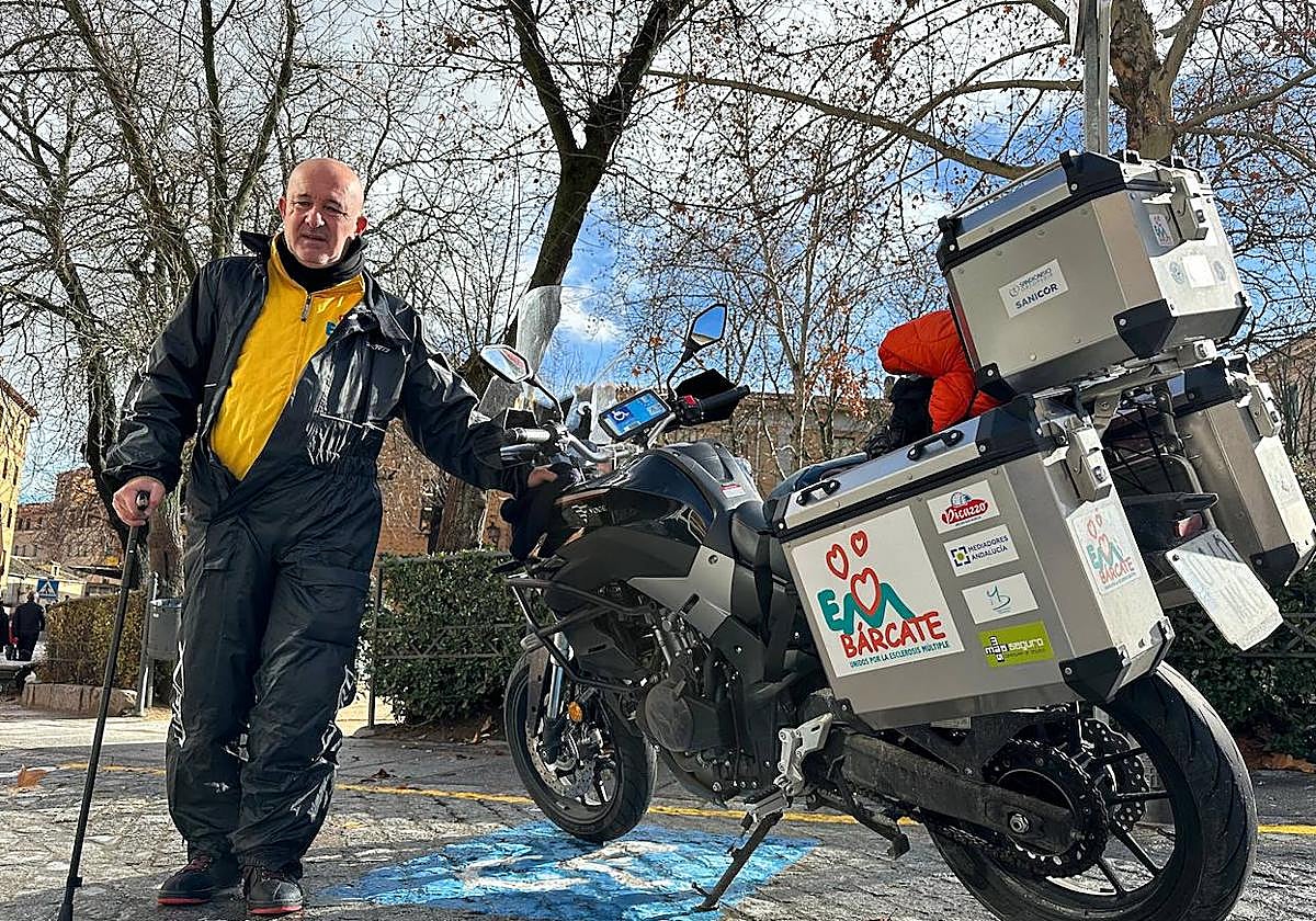 Prudencio Macías, junto a su moto, en la escala hecha en Segovia.