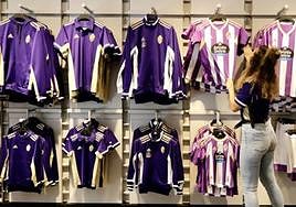 Una empleada coloca camisetas en la tienda oficial del Real Valladolid durante la temporada pasada