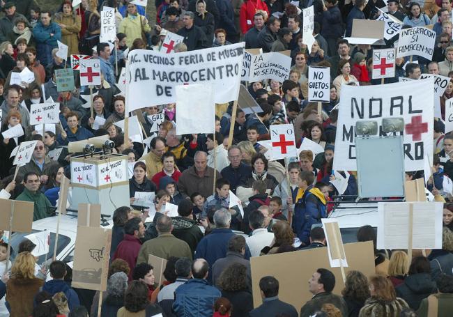 Protesta, en marzo de 2002, contra la Ciudad Humanitaria que Cruz Roja tenía previsto construir en la avenida de Gijón.