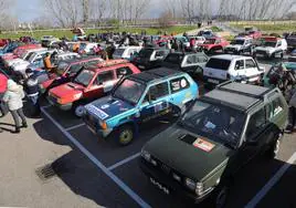 Concentración de coches Panda en el aparcamiento del polideportivo Adolfo Nicolás de Villamuriel el año pasado.