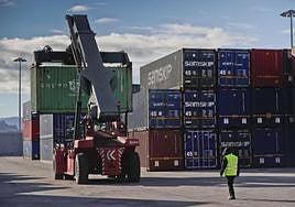 Terminal de contenedores en el puerto de Santander.