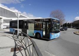 Autobús de la línea 5 sale de Comunidad de Ciudad y Tierra para acceder a Nueva Segovia.