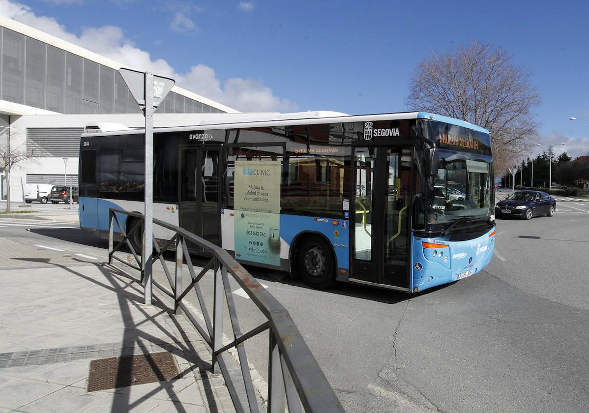 Autobús de la línea 5 sale de Comunidad de Ciudad y Tierra para acceder a Nueva Segovia.