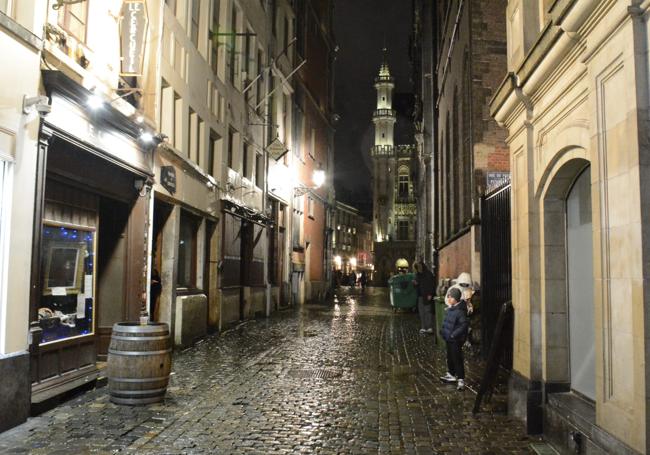 A la izquierda, el bar 'Le Cercueil' y, al fondo, la Grand Place de Bruselas.