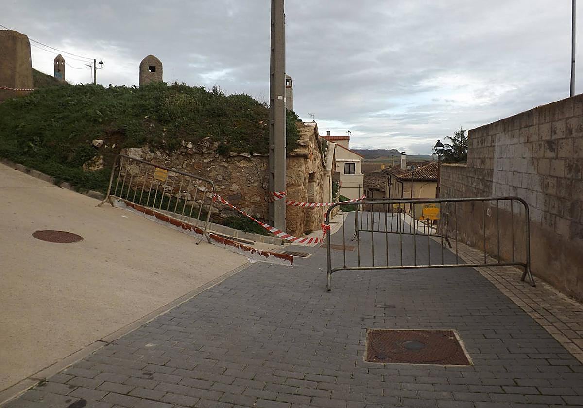 Calle cortada en el entorno de la bodega afectada.