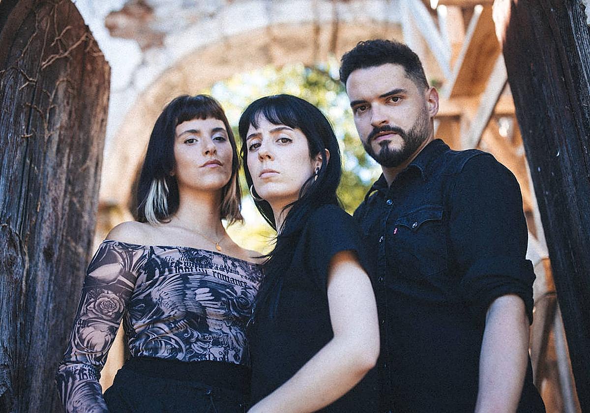 Maríagrep (izq.), Clara Redondo y Nuno Pico conforman Grande Amore, que tocan este viernes en Segovia.