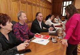 La alcaldesa conversa con el portavoz de Vamos Palencia antes del pleno.