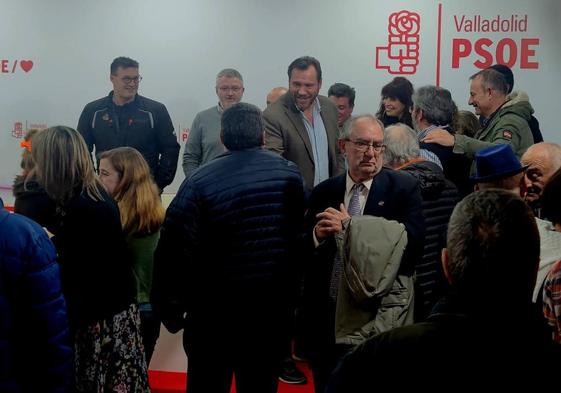 Óscar Puente y Ana Redondo saludan a los militantes tras el acto en la sede del PSOE de Valladolid.