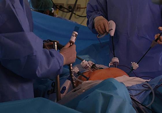 La demora para una cirugía se reduce casi un 14% en un año