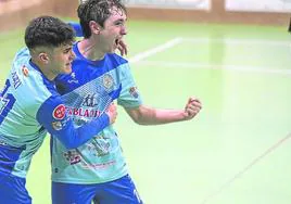 Jugadores del CD San Cristóbal celebran uno de los goles que permitió su clasificación para la Copa de España juvenil.