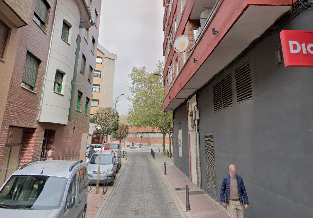 Entrada de la calle Vegafría junto a un supermercado.