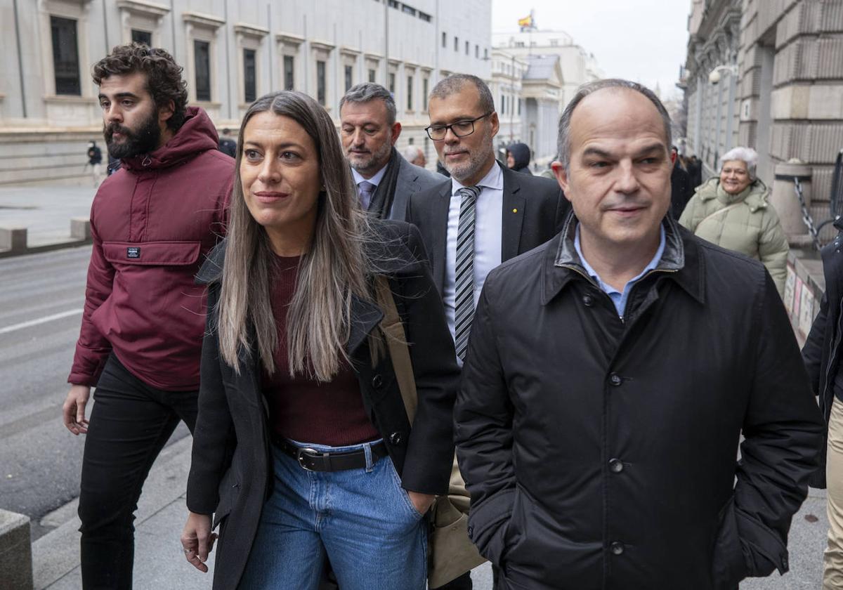 El secretario general de Junts, Jordi Turull (d) junto a la portavoz del partido en el Congreso, Miriam Nogueras (i).