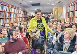 Nieves Concostrina presenta 'Acontece que no es poco' en la librería Oletvm de Valladolid.