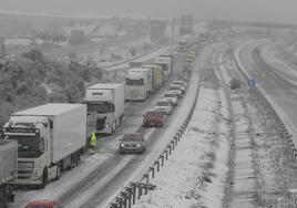 La nieve provocó problemas de circulación en la A-66 entre Guijuelo y Béjar (Salamanca).