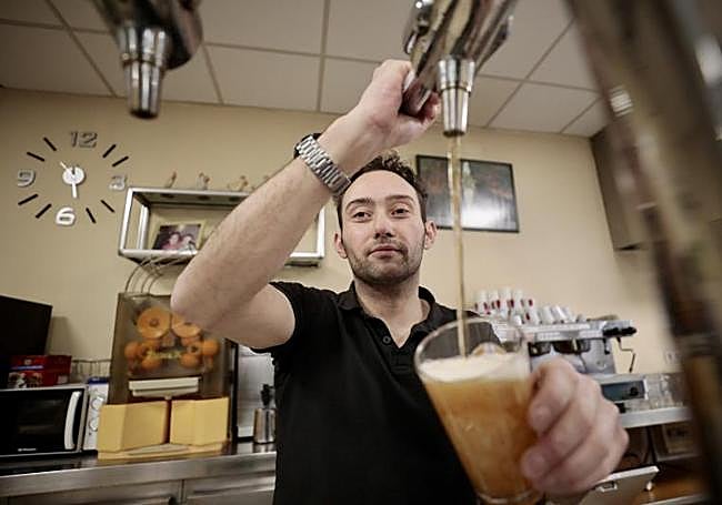 Mario Ramos, acciona el grifo en la cafetería de Usos Múltiples, en la plaza del Milenio.