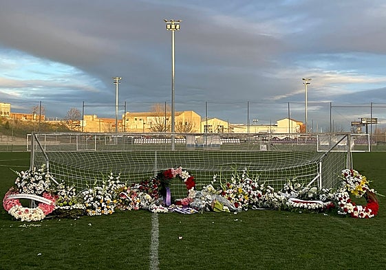 Ramos de flores y coronas en homenaje a Sebas.