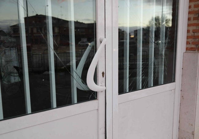 Puerta de Las Cadenas apalancada por los ladrones para acceder al interior.