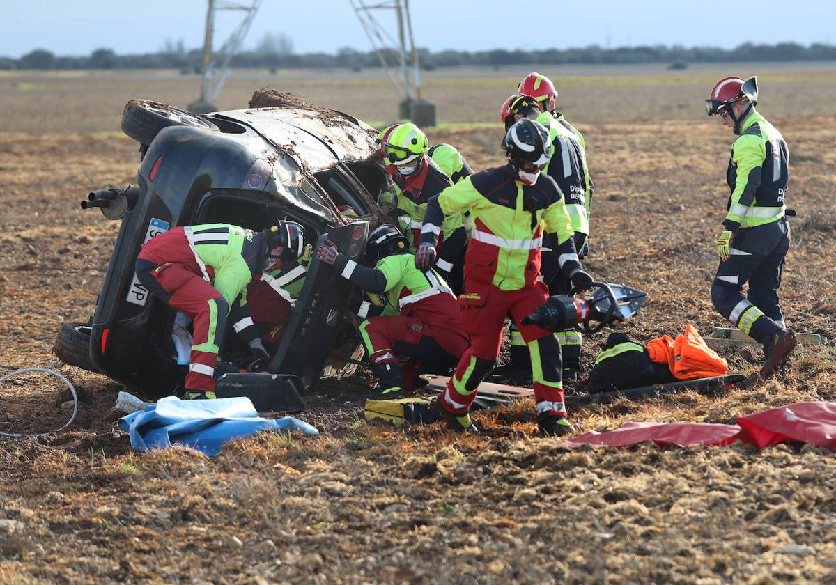 Bomberos del Ayuntamiento de Palencia y la Diputación, en el lugar del accidente.