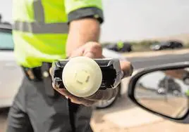 Un agente de la Guardia Civil muestra un alcoholímetro.