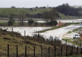 Carreteras cortadas por las inundaciones en Hontanares y Carbonero de Ahusin